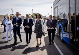 Autoridades en las instalaciones de la EMT junto a la Feria.