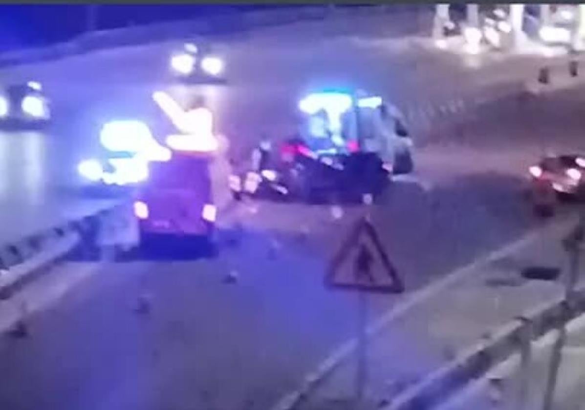 Un conductor pierde el control del coche y destroza varias barreras de ...
