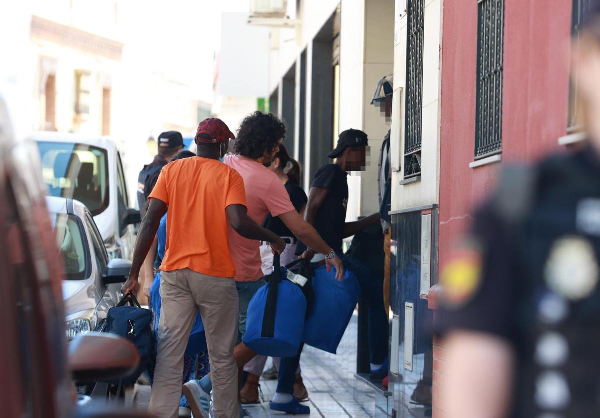 Imagen de archivo de la llegada de un grupo de migrantes a un hotel de Sevilla.