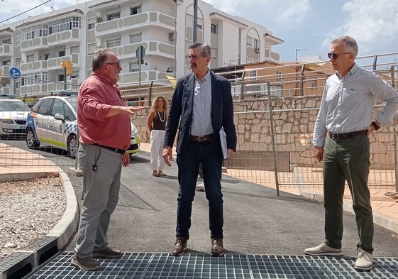 El alcalde, con el equipo del comisionado, en la avenida de España.