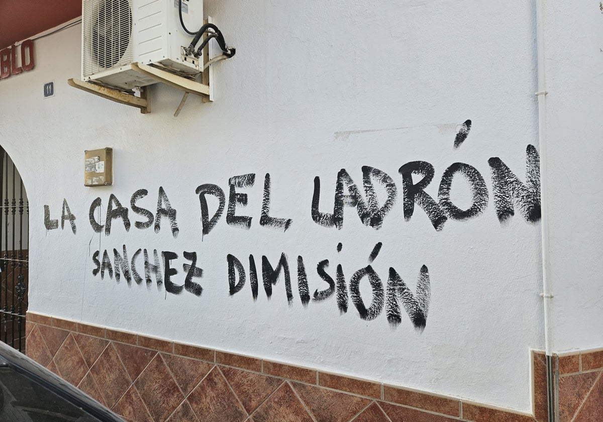 La fachada de la sede del PSOE en Alhaurín de la Torre ha amanecido con estas pintadas contra Sánchez.