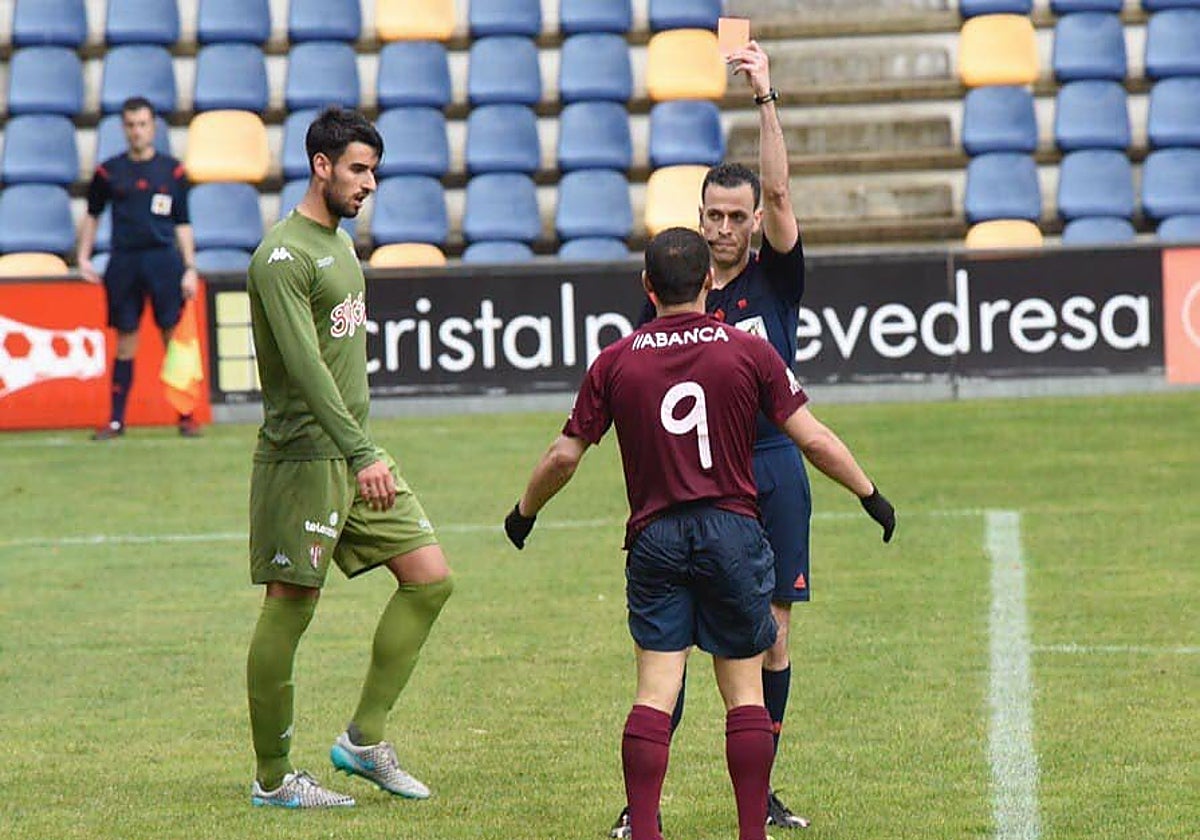 Domínguez Cervantes muestra una cartulina amarilla.