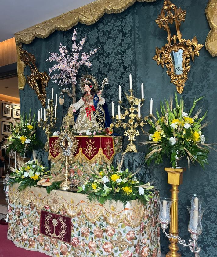 Imagen secundaria 2 - Antonio Catalán, en el centro, con la distinción entregada por Verni y Mendiola en Madrid. Manel Esteller y Emilio Alba, en la terraza del AC. Altar del Hotel Querencia con motivo del Corpus de Sevilla