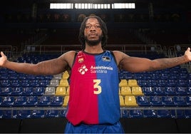 Myles Cale posa como nuevo jugador del Barcelona.