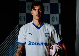 Sergio Castel, con su nueva camiseta, la del Apollon LImasol.