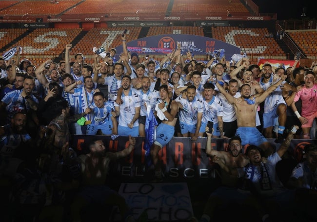 Los jugadores salieron al campo en Tarragona a celebrar el ascenso después del partido.