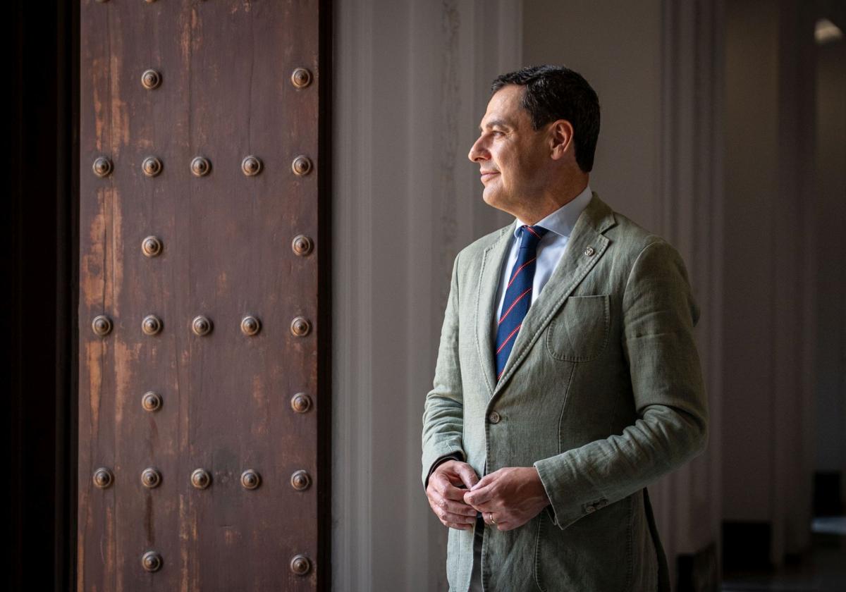 Juanma Moreno, en el Palacio de San Telmo durante la entrevista.