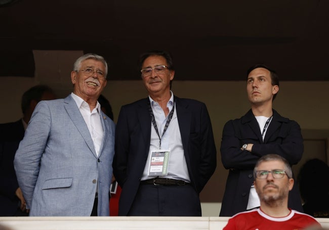 Martín Aguilar, Loren Juarros y Capote, en elpalco del Nou Estadi aquel 22 de junio de 2024.