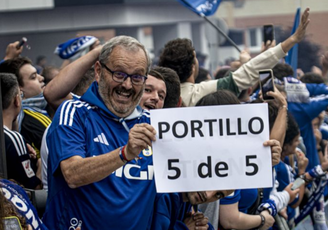 Un aficionado del Oviedo con una pancarta alusiva al récord de Portillo.