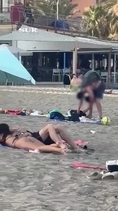 Graban el robo a unos menores en una playa de Málaga
