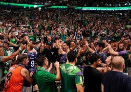 Jugadores del Unicaja se despiden de sus aficionados tras la eliminación reciente en los 'play-off'.