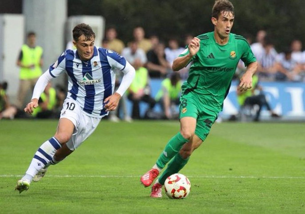 Mikel Goti, de la Real Sociedad B, y Gorostidi, del 'Nástic', durante el encuentro en Zubieta.