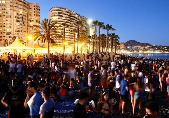 Imagen de archivo de ciudadanos, en la playa de La Malagueta, en San Juan