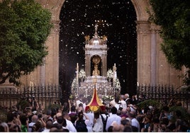 Momento de la salida del Santísimo desde la Catedral.
