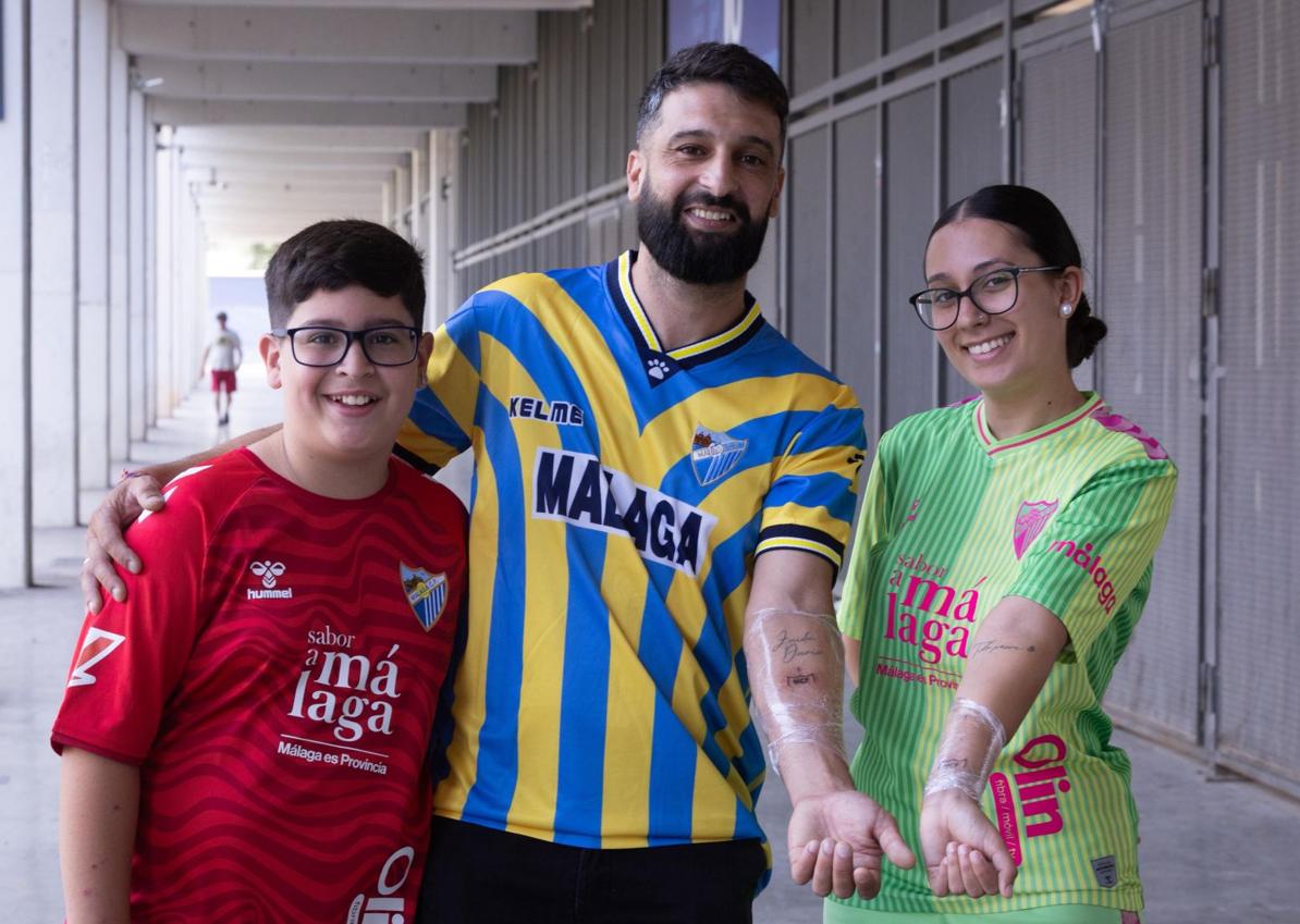 Imagen secundaria 1 - Un aficionado del Málaga se tatúa la fecha del ascenso (22/06/24) debajo del escudo, a manos del tatuador Pedro. Dos aficionados muestran sus tatuajes. Detalle de uno de ellos.