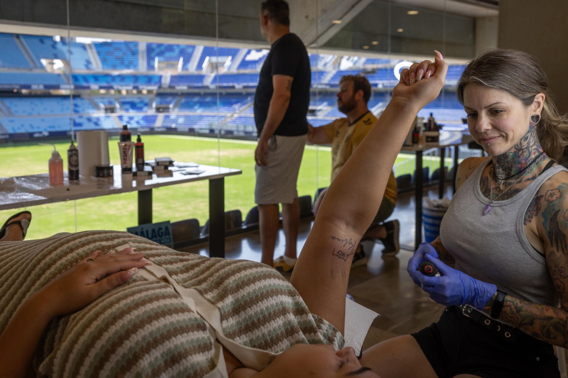 Un ascenso grabado en la piel: el Málaga organiza una sesión de tatuaje para 122 malaguistas