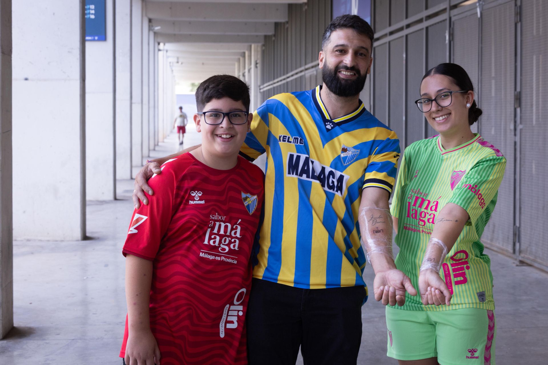 Un ascenso grabado en la piel: el Málaga organiza una sesión de tatuaje para 122 malaguistas