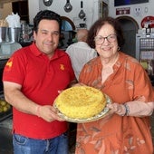 Alberto Márquez y su madre, Isabel Galán, con la famosa tortilla de patatas del Bar La Concha.