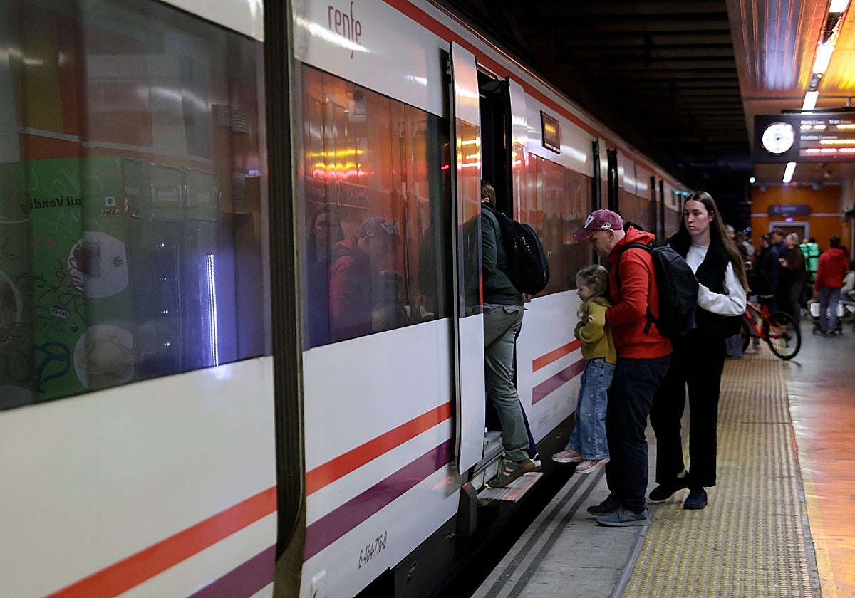 Viajeros esperando para subir al Cercanías.