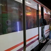 Viajeros esperando para subir al Cercanías.