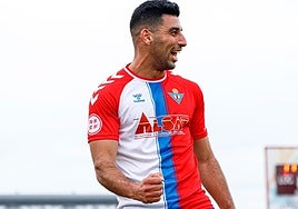 Osama Chit celebra un gol.