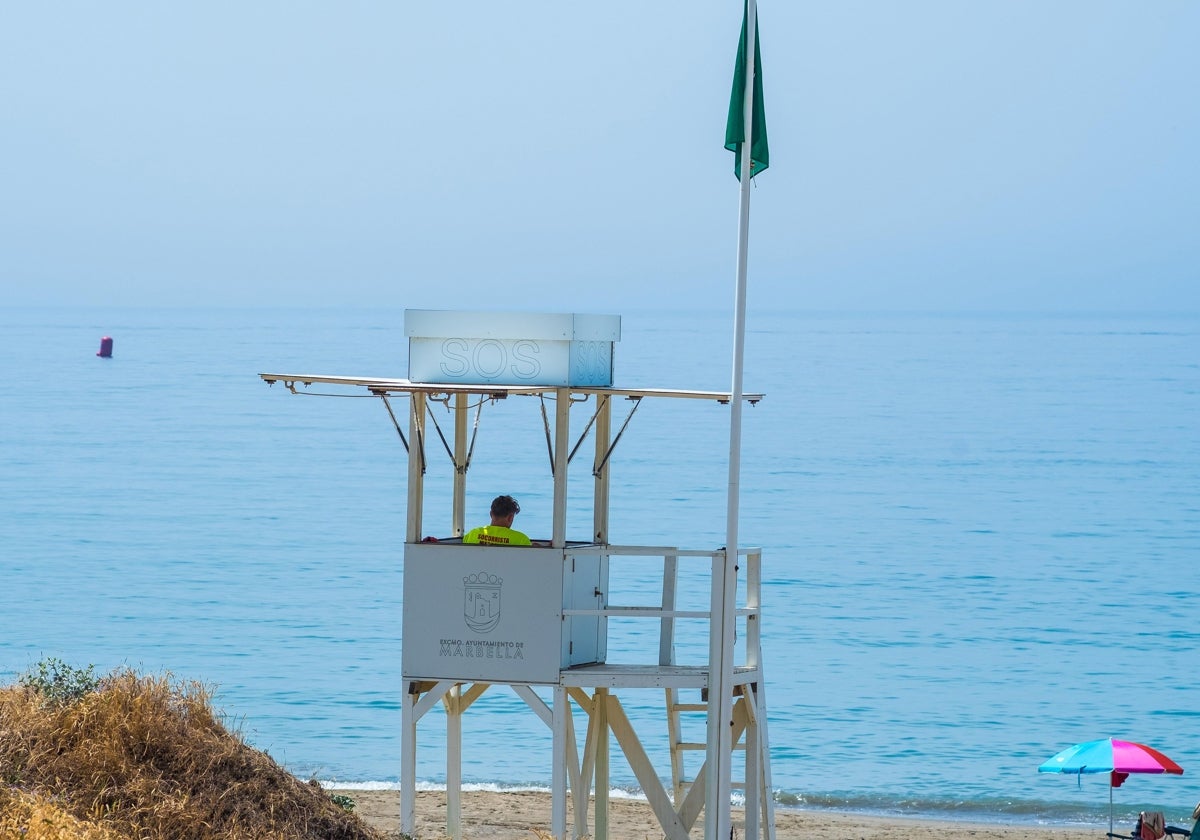 Torre de salvamento y socorrismo en la playa de Marbella.