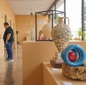La exposición reúne 53 piezas de una colección artística andaluza.