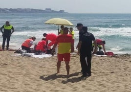 Rescatan a cinco miembros de una familia a punto de morir ahogados en Fuengirola