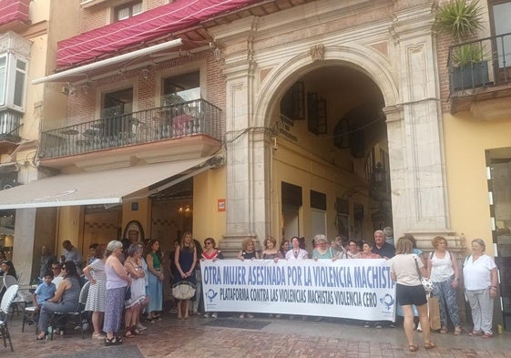 Cayeron unas gotas y la concentración se refugió bajo el pasadizo de la Plaza de la Constitución.