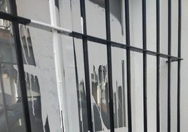 Pintura arrojada en las ventanas de la sede del PSOE de Alhaurín de la Torre.