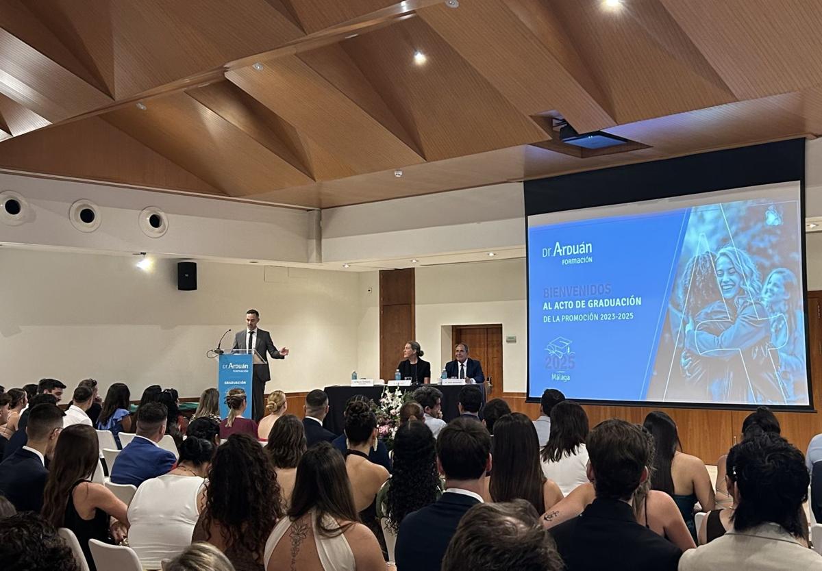 Arduán Formación, centro de referencia en FP sanitaria en Málaga, gradúa a más de 100 alumnos