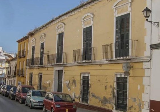 Imagen de la fachada del edificio, que está protegido por la Junta dentro del PGOU veleño.