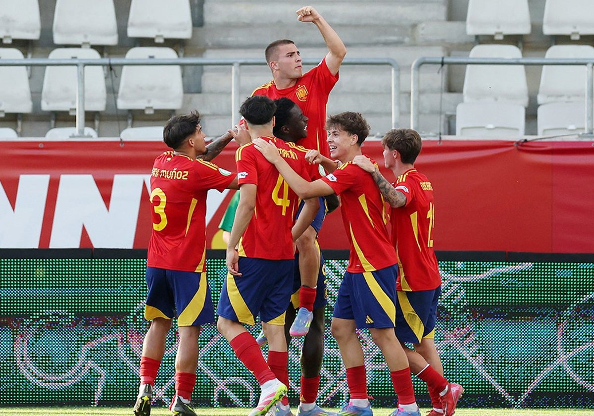 Dani Muñoz celebra con sus compañeros uno de los goles de Pablo García.