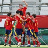 Dani Muñoz celebra con sus compañeros uno de los goles de Pablo García.