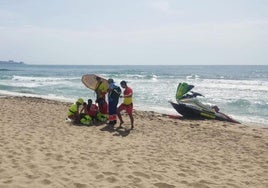 Rescate de dos bañistas este lunes por la mañana en la costa de Fuengirola.