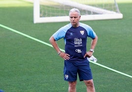 Sergio Pellicer observa un ejercicio de sus futbolistas, en el último entrenamiento de la temporada.