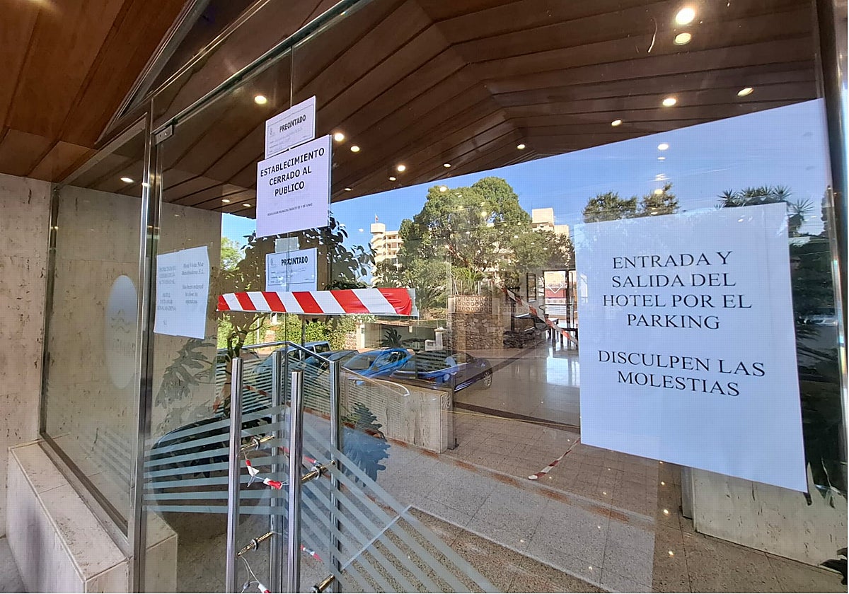 Precinto en la puerta principal del hotel