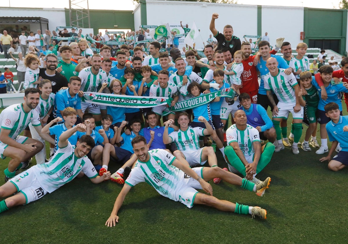 Los jugadores del Antequera celebran en El Maulí la clasificación a los 'play-off'.