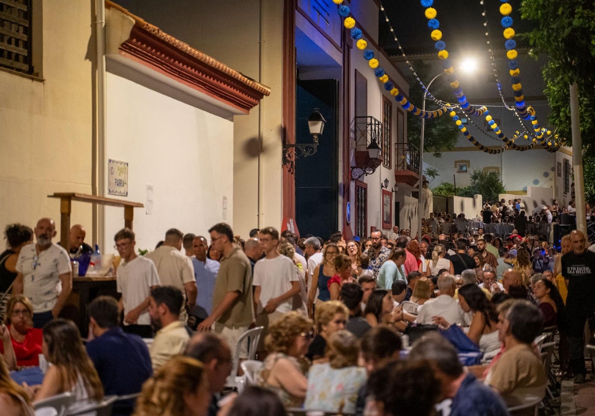 Ambiente en el centro de Arroyo de la Miel la noche de San Juan.