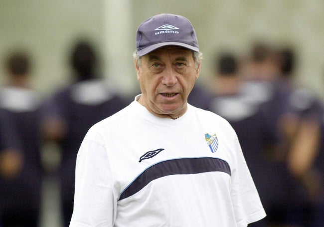 Joaquín Peiró, dirigiendo un entrenamiento.