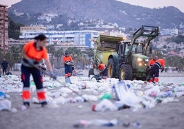 Así amanecen las playas de Málaga tras la resaca de la noche de San Juan