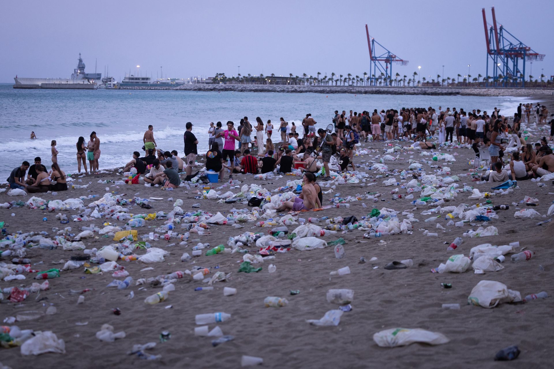 Así amanecen las playas de Málaga tras la resaca de la noche de San Juan