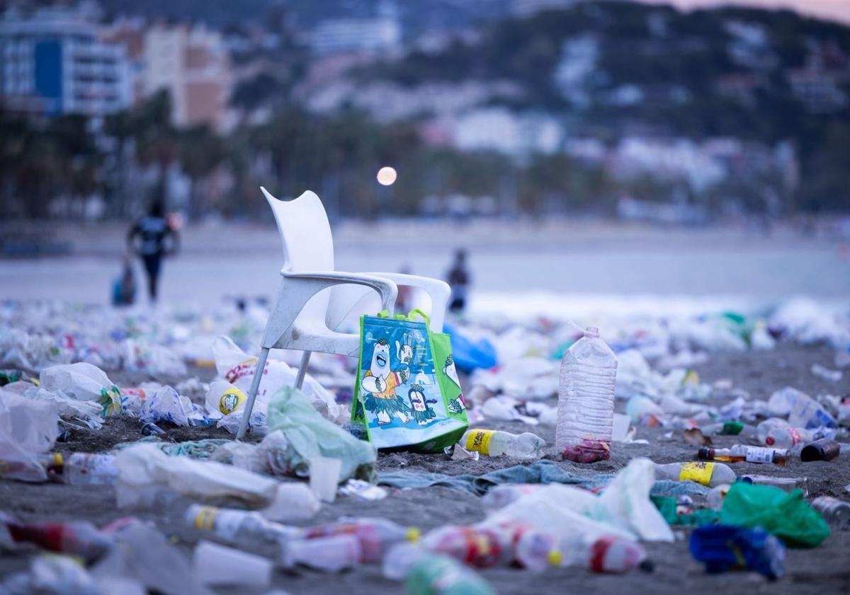 Imagen principal - Con 20,8 toneladas de residuos: así han amanecido las playas de Málaga tras la resaca de la noche de San Juan