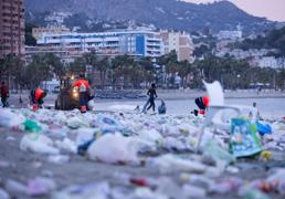El balance de la noche de San Juan en Málaga: 21.000 kilos de basura y 200 intervenciones policiales