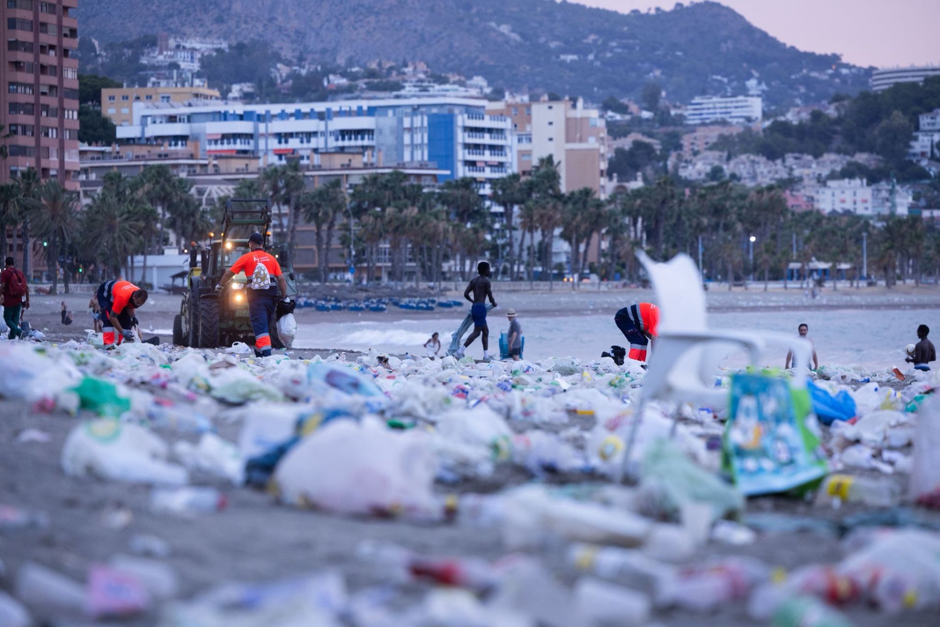 Así amanecen las playas de Málaga tras la resaca de la noche de San Juan