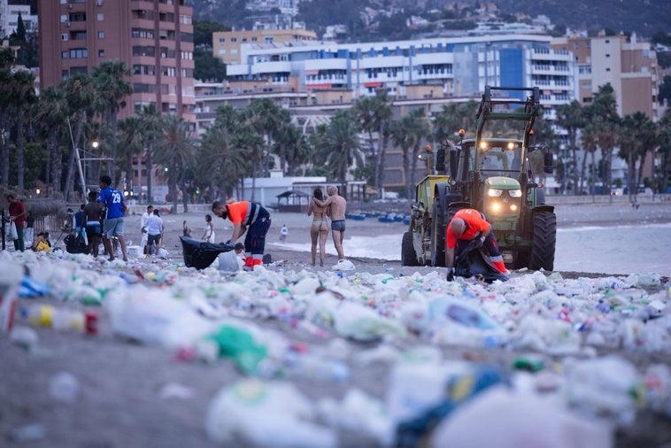 Un amplio dispositivo de operarios de la empresa Limasam han retirado esta mañana toneladas de basura tras la velada de San Juan.
