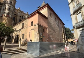 Aspecto de la valla metálica que se está colocando para realizar la excavación.