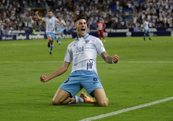 Roberto celebra un gol con el Málaga.