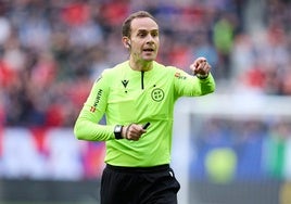 Mario Melero López, dirigiendo uno de sus últimos partidos como árbitro principal.