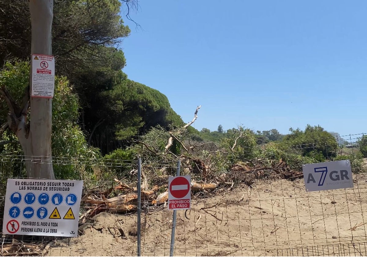 Vallado de la empresa A7GR en las Dunas de Matas Verdes, término municipal de Estepona, tramo 14 de Senda Litoral.